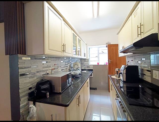 1.5 BEDROOM APARTMENT RENTED IN ESSENWOOD